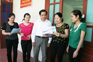 Lãnh đạo Ban Vì sự tiến bộ phụ nữ huyện Đà Bắc trao đổi về quyền bình đẳng giới trong lĩnh vực chính trị với phụ nữ cơ sở.